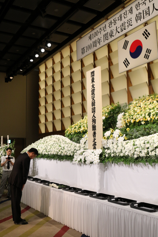 한일의원연맹 회장인 정진석 국민의힘 의원이 지난 9월1일 일본 도쿄 국제포럼에서 열린 '제100주년 관동대진재 한국인 순난자 추념식'에 참석해 학살 피해 조선인을 추념하며 헌화하고 있다.<연합뉴스>